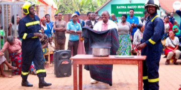 Huye: Rwanda National Police Trains traders in Rango market on preventing and fighting fire outbreaks